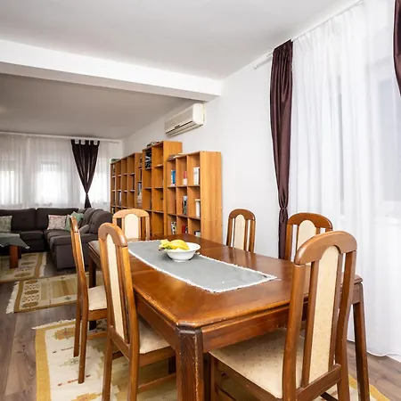 فيلة Mima Stolac