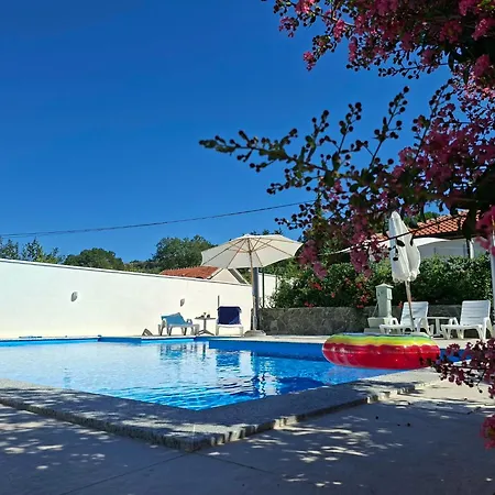 فيلة Mima Stolac